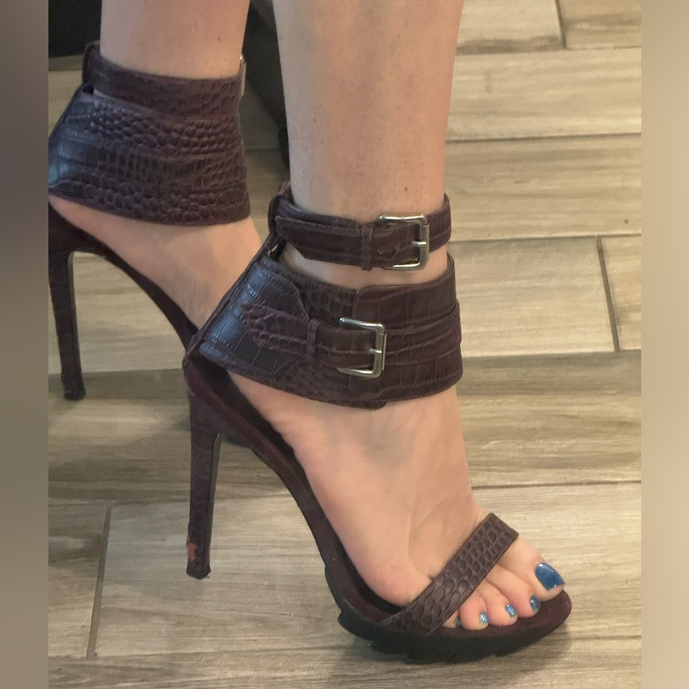 Elegant Croc-Embossed Women's Heels in deep purple - Picture 2 of 2